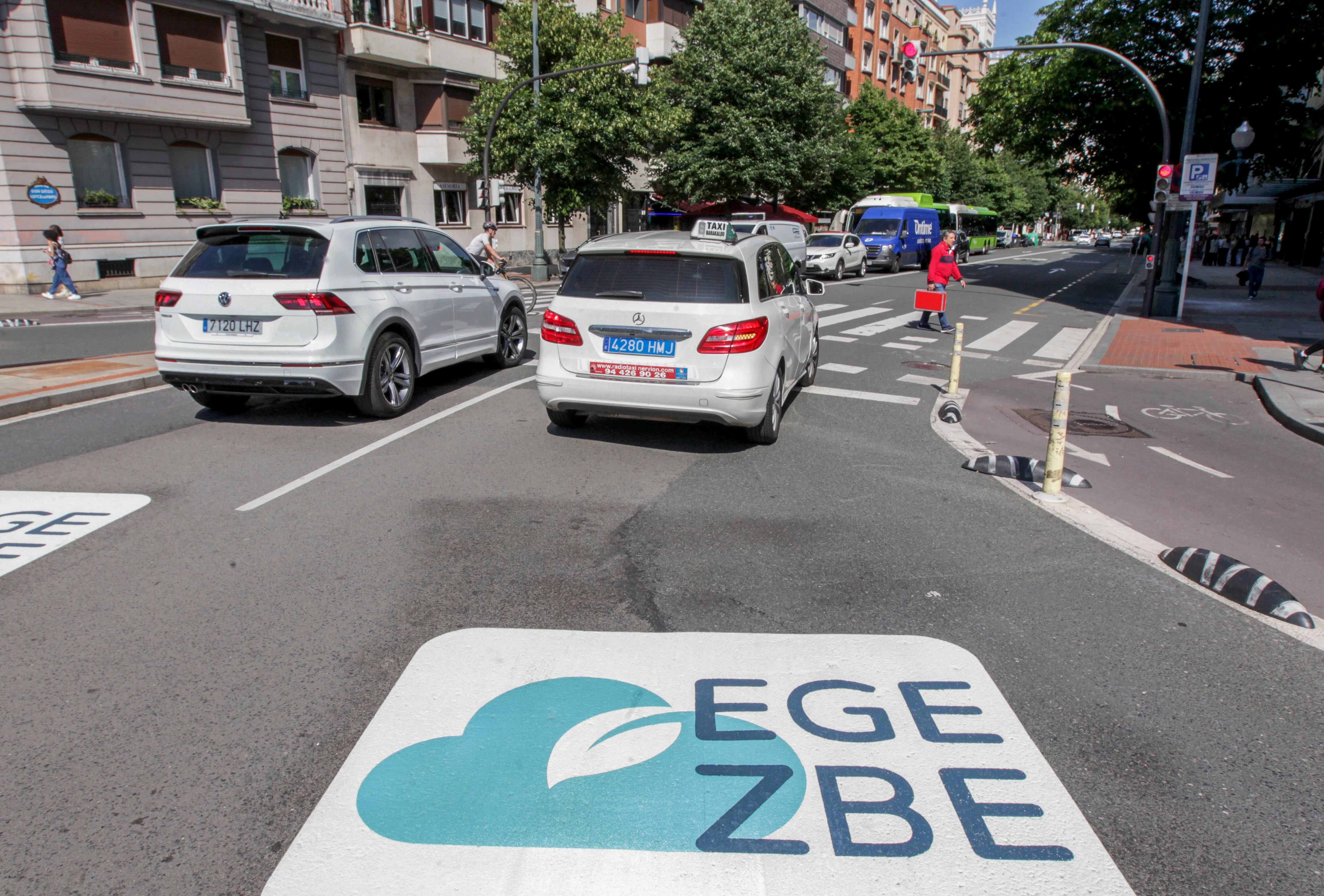 Nueva señalización de zona de bajas emisiones en la Gran Vía de Bilbao.