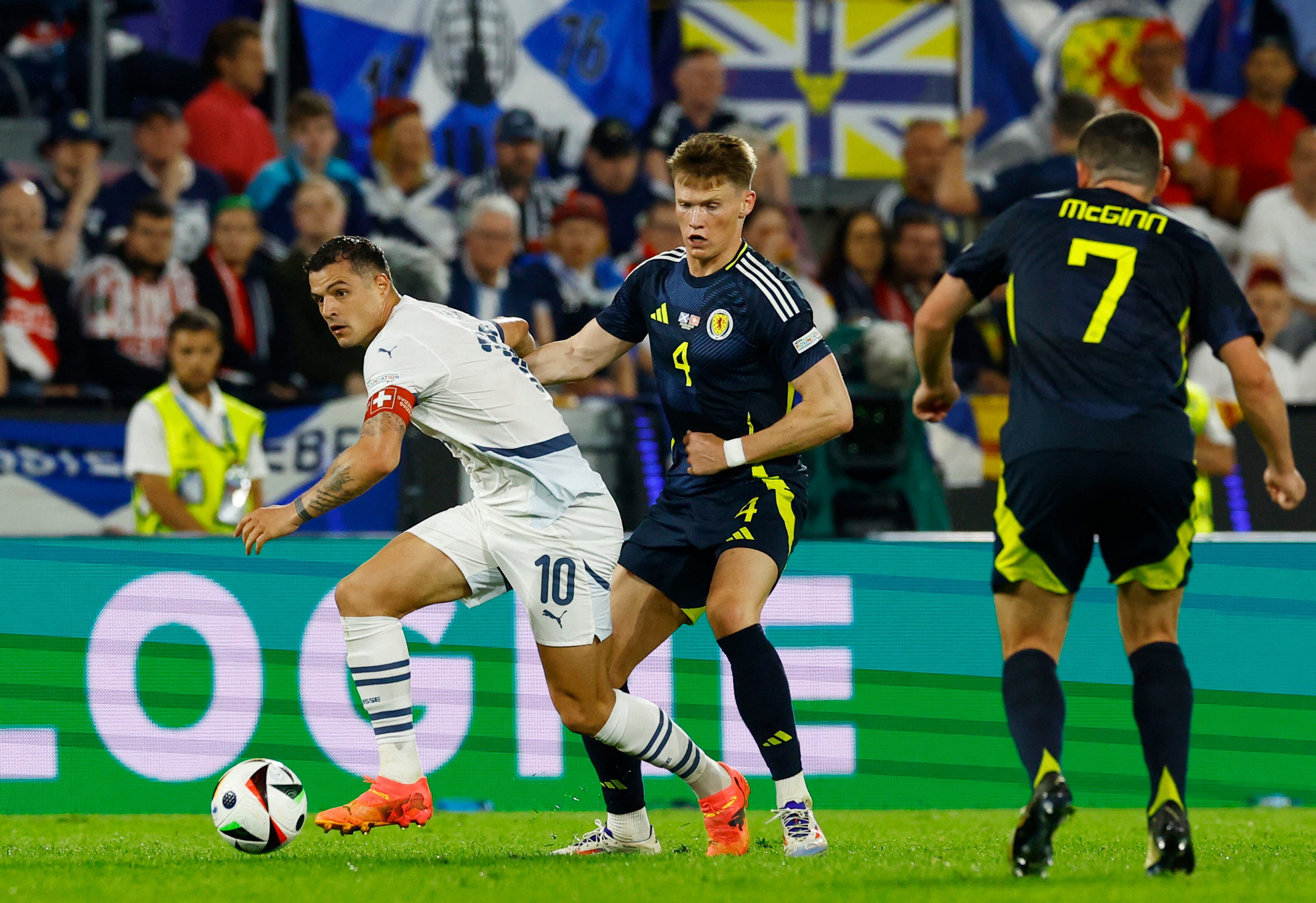 Xhaka protege el balón ante McTominay este miércoles durante el Escocia - Suiza en Colonia.