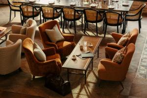 - un groupe de chaises et de tables dans un restaurant dans l'établissement The Hoxton, Southwark, à Londres