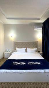 Кровать или кровати в номере Sultan Jalal-Abad