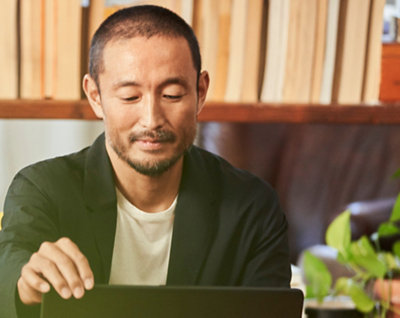 Um homem usando um laptop em home office