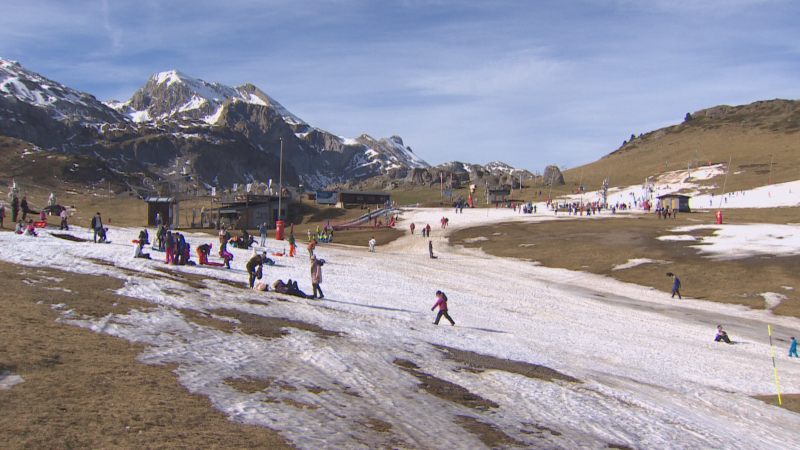 Las estaciones de esqu aragonesas resisten a pesar de la falta de nieve