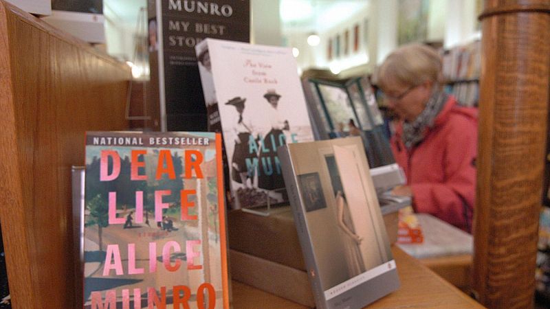 Una hija de Alice Munro la acusa de ignorar los abusos sexuales de su padrastro