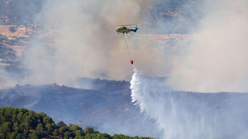 El riesgo de explosiones por municin impide la extincin de un incendio en la base militar de Cerro Muriano, Crdoba