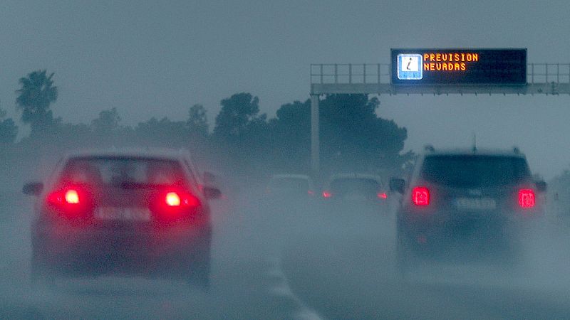 Gloria activa la alerta roja por nieve y olas este domingo y la DGT aconseja evitar las carreteras