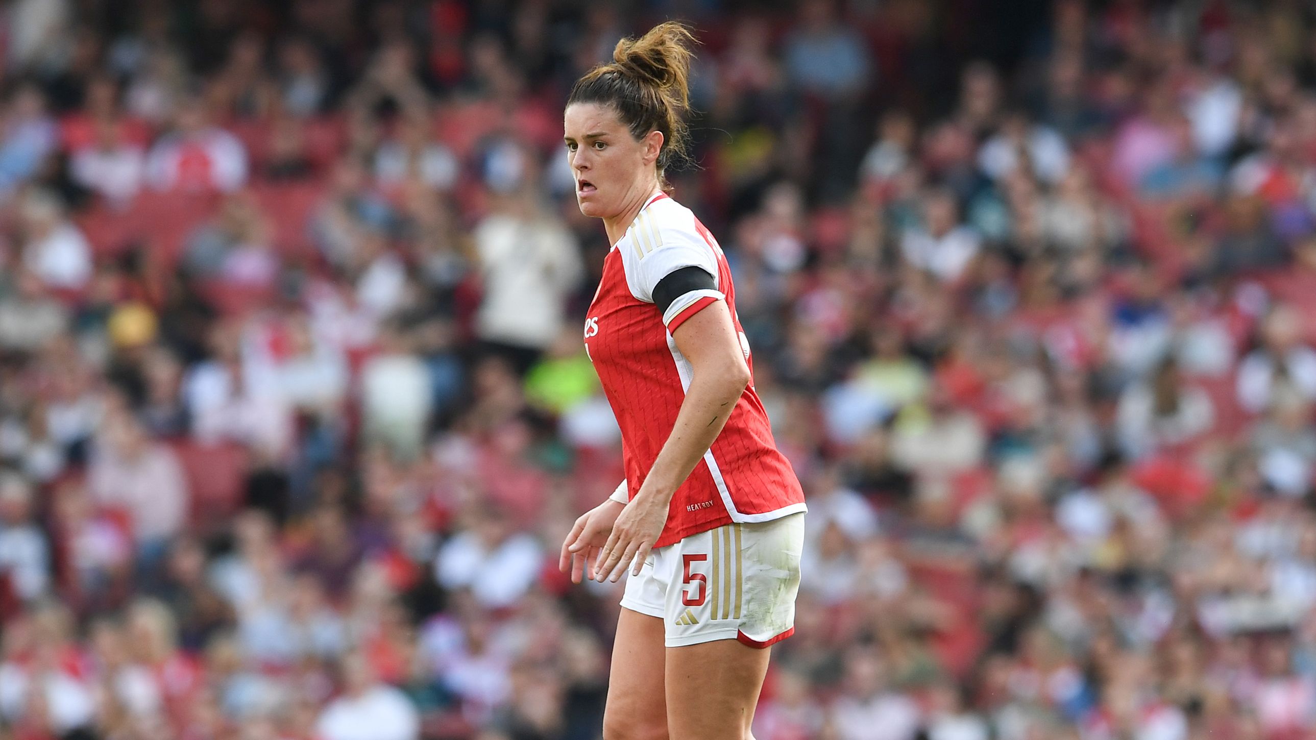 LONDON, ENGLAND - OCTOBER 01: Jen Beattie of Arsenal controls the ball during the Barclays Women's Super League match between Arsenal FC and Liverpool FC at Emirates Stadium on October 01, 2023 in London, England. (Photo by David Price/Arsenal FC via Getty Images)