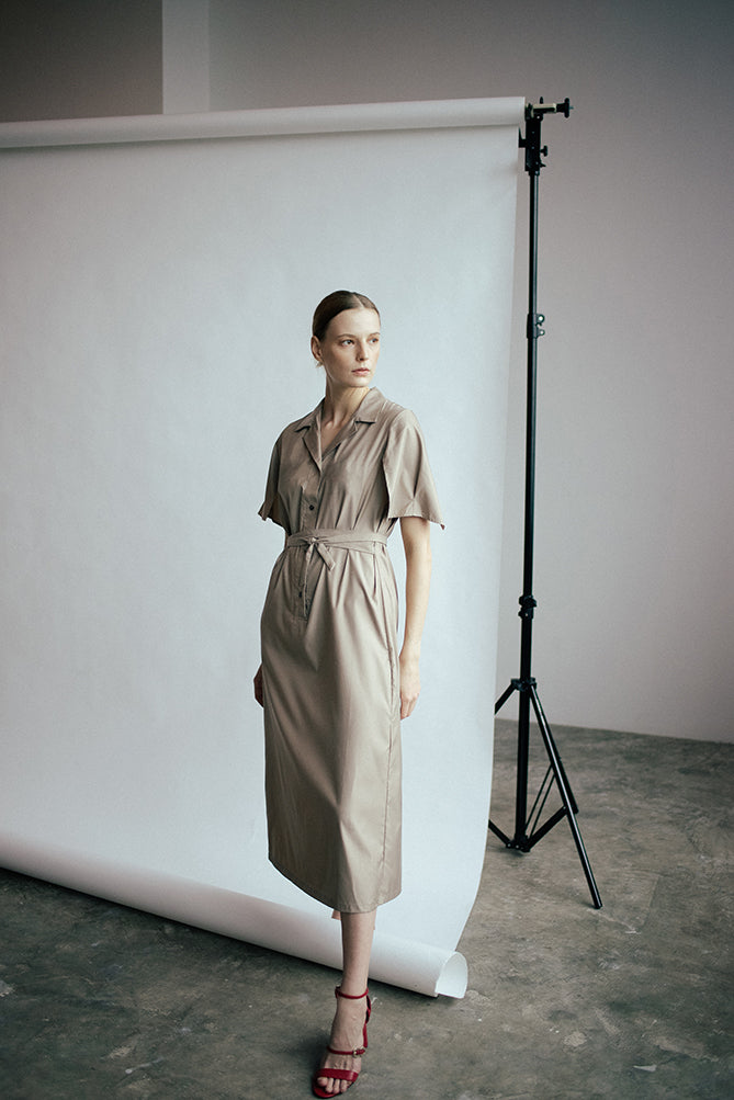 STRAIGHT CUT, MIDI SHIRT DRESS WITH REVERE COLLAR AND SELF TIE BELT.