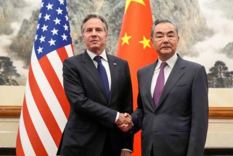 Des facteurs "négatifs" s'accumulent dans les relations entre les USA et la Chine, dit Wang Yi