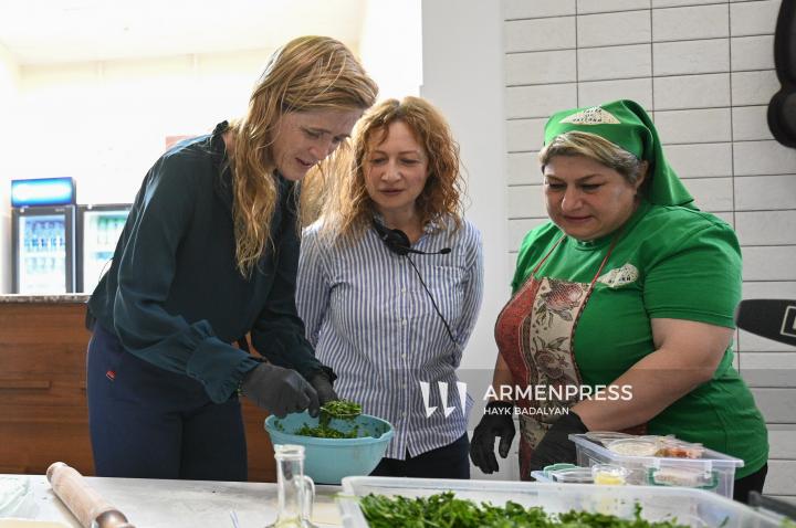 Samantha Power, Dağlık Karabağlı kadınlarla birlikte geleneksel "Jingyalov Hats" pişirdi