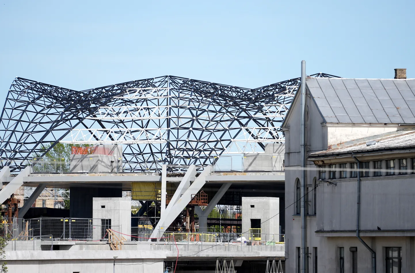 Skats uz Rīgas Centrāltirgus teritoriju un "Rail Baltica" Rīgas Centrālā mezgla būvniecības darbiem.