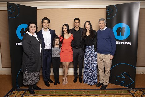 The cast and executive producers of Freeform’s “Party of Five” gave the press at the 2019 TCA Winter Press Tour an exclusive first look at the new series, at The Langham Huntington, in Pasadena, California, USA - Amy Lippman, Brandon Larracuente, Elle Paris Legaspi, Emily Tosta, Niko Guardado, Michal Zebede, Christopher Keyser - Správná pětka - Z akcií
