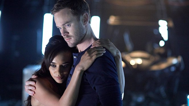 Killjoys - Nasz wróg, Khlyen - Z filmu - Hannah John-Kamen, Aaron Ashmore