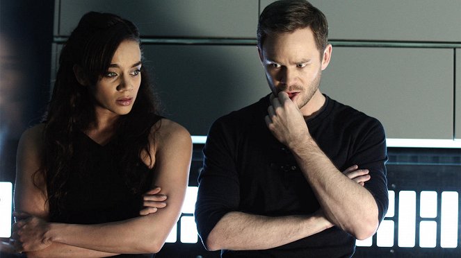 Killjoys - Nasz wróg, Khlyen - Z filmu - Hannah John-Kamen, Aaron Ashmore