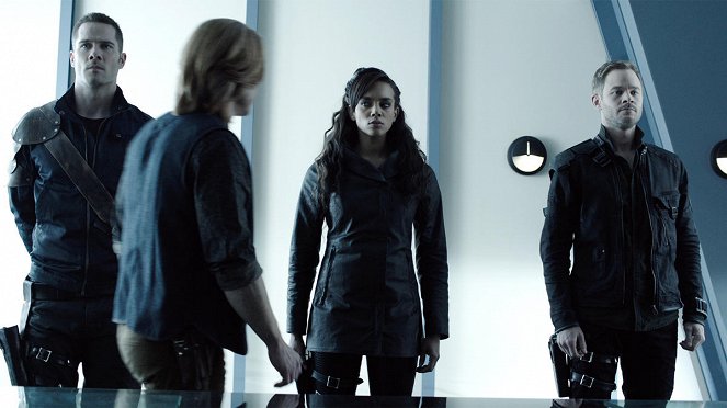 Killjoys - Nasz wróg, Khlyen - Z filmu - Luke Macfarlane, Hannah John-Kamen, Aaron Ashmore