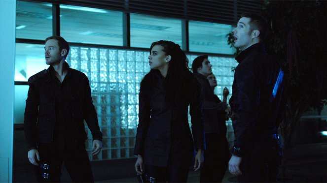 Killjoys - Nasz wróg, Khlyen - Z filmu - Aaron Ashmore, Hannah John-Kamen, Luke Macfarlane