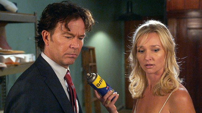 Leverage - The Zanzibar Marketplace Job - Film - Timothy Hutton, Kari Matchett