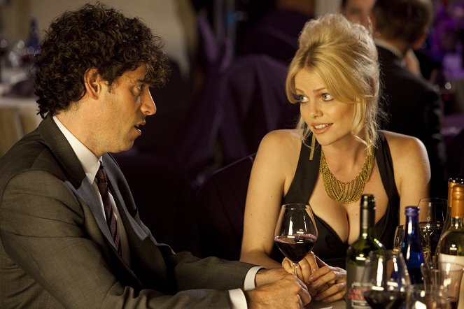 Epizody - Epizoda 5 - Z filmu - Stephen Mangan, Mircea Monroe