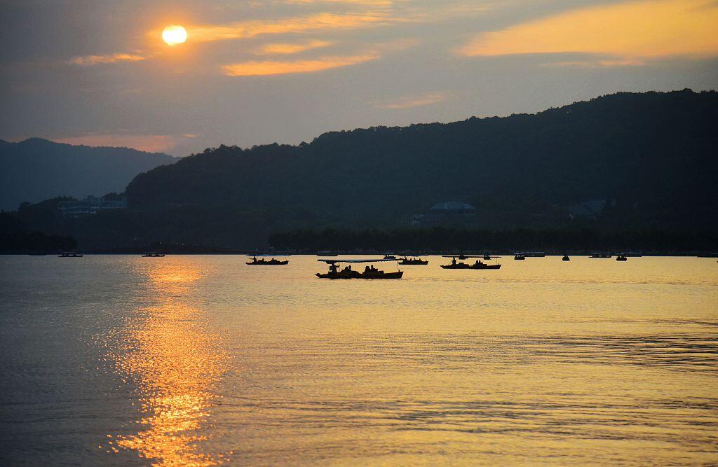 West Lake Sunset Charms Visitors During 19th Asian Games