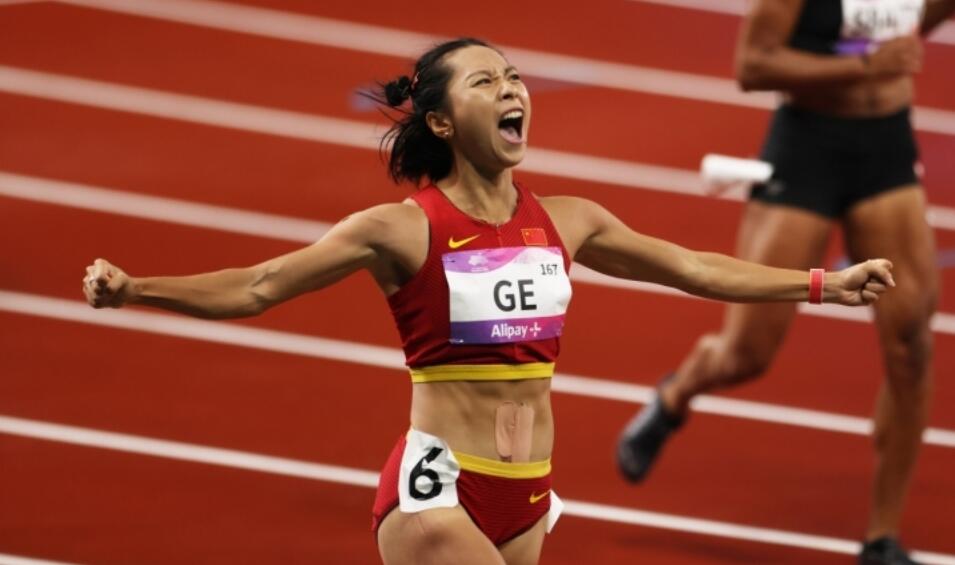 Chinese Athlete Ge Manqi Advanced to First Place in Her Group in the Women's 100m