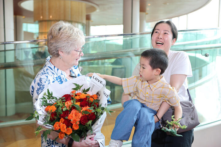 Zhoushan locals and descendants of the Lisbon Maru exchange gifts