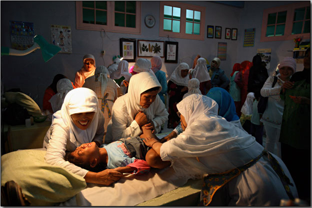 INDONESIA_-_susanfemalecircumcision (624x416, 64Kb)