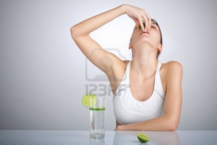 4683093_4336481womanhydratingwithwaterandlimes (700x467, 29Kb)