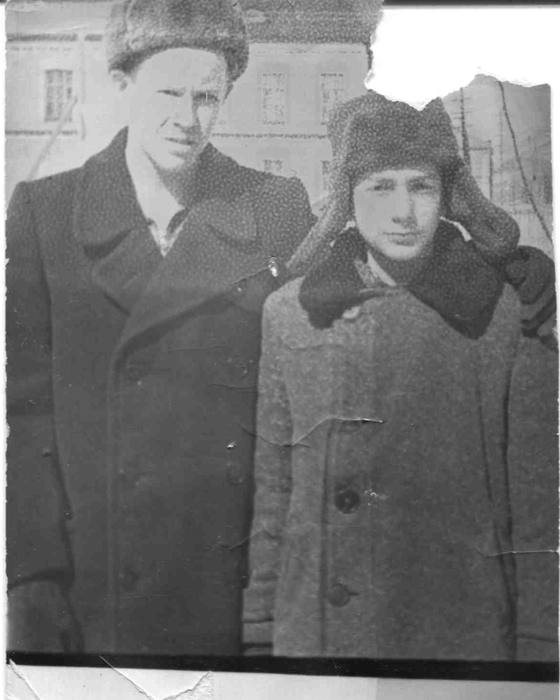 я и Вова Тарасов в Чите в 1963 (560x700, 176Kb)