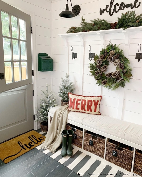 Pinecone-Wreath-Christmas-Entryway-via-@dreamingofhomemaking (560x700, 315Kb)