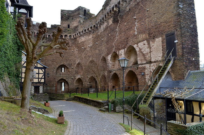 Oberwesel,_Schönburg,_binnenkant_schildmuur (900x663, 111Kb)