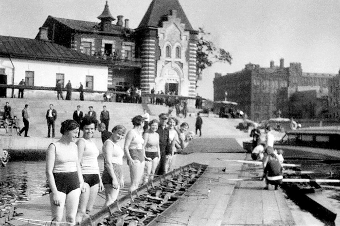 ссср Гребная база Стрелка на фоне здания императорского яхт-клуба, 1933 год (700x466, 232Kb)