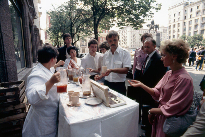 ссср Дегустация около ресторана Арагви, Москва 1985 год (700x469, 447Kb)