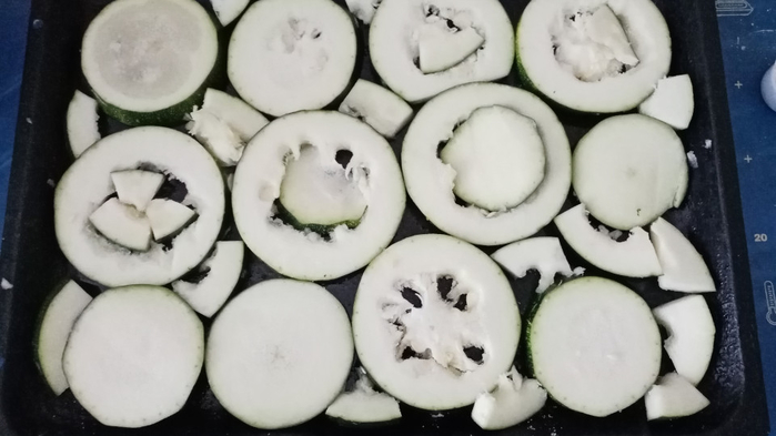 zucchini on a baking sheet (700x393, 197Kb)