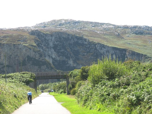 Cyclist_on_the_road_leading_to_the_Breakwater_Country_Park_-_geograph.org.uk_-_1415832 (640x480, 292Kb)