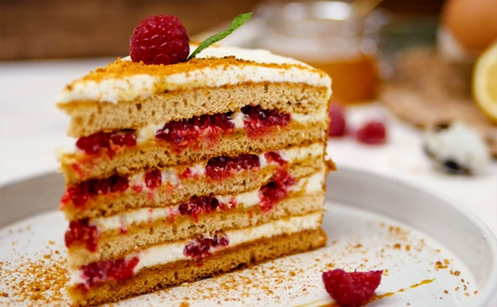 ароматный торт Медовик с малиной и карамелью (700x432, 314Kb)