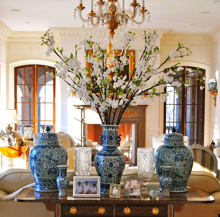 chinese-chinoiserie-vase-blue-and-white-decorating-branches-living-room (700x691, 582Kb)