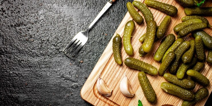 pickles-cutting-board-with-garlic-parsley_220925-42768 (700x350, 316Kb)