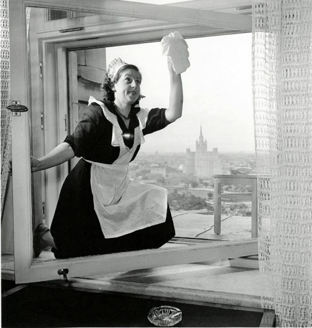 ссср Горничная за работой в гостинице  Украина, Москва, 1958 год (640x671, 182Kb)