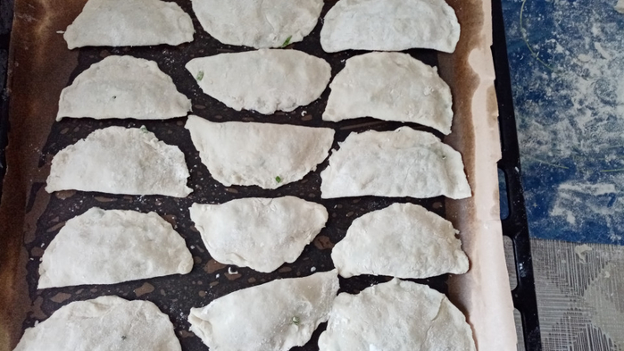 pies on a baking sheet (700x393, 262Kb)