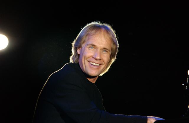 Richard Clayderman on stage (3)