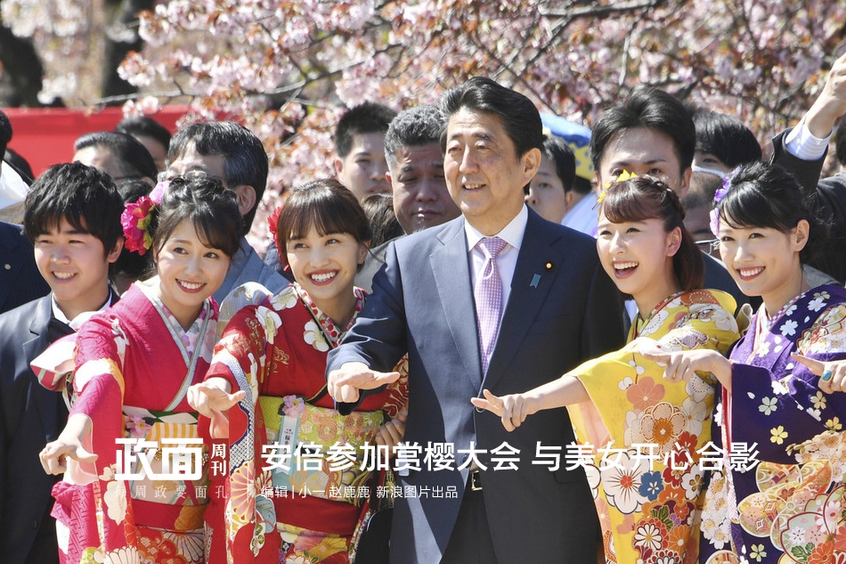 安倍赏樱被美女簇拥开心合影