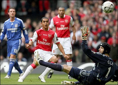 Walcott beats Petr Cech to give Arsenal the lead