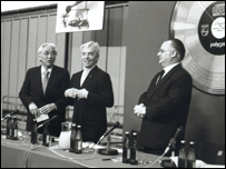 Joop van Tilburg (right), accepted the offer of Sonys President Akio Morita (Left) for further joint development. Conductor Herbert van Karajan (middle) was an early CD supporter