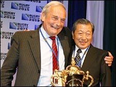 England's Martyn Thomas (L) and Japan's Noboru Mashimo (R) 