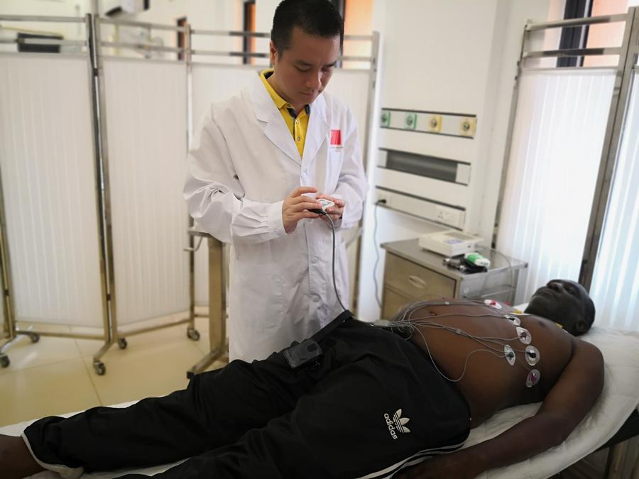 Гуанси-Чжуанский автономный район направил две медицинские бригады в Африку