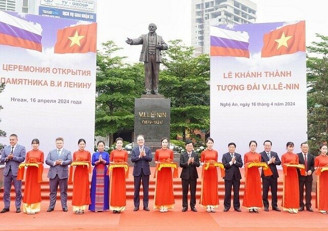 В городе Винь провинции Нгеан открылся памятник В.И. Ленину