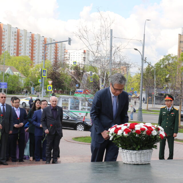 Возложение  цветов  в честь 134-й годовщины со дня рождения президента Хо Ши Мина в Москве