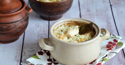 Рис в горшочках с курицей и овощами в духовке