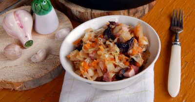 Бигус из квашеной капусты с мясным фаршем и колбасой