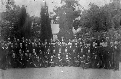 Die Algemene Vergadering gehou te Burgersdorp, 1897. Eerste ry: (vyfde van links) prof. Stephanus Postma, (sewende van links) ds. J.A. van Rooy, ds. Taetse Hamersma, ds. P.S. Snyman, ds. L.J. Vorster. Tweede ry: Di. Martinus Postma, J.L. Maury, Dirk Postma, (moontlik Petrus Viljoen), prof. Jan Lion Cachet, ds. A.J.J. de Klerk Coetsee, Maarten Pelser, M.P.A. Coetsee sr., Petrus Postma, L.J. du Plessis, W.J. Snyman.