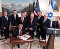 الرئيس الأمريكي دونالد ترامب مع رئيس الوزراء الإسرائيلي بنيامين نتنياهو في أثناء توقيع المرسوم.